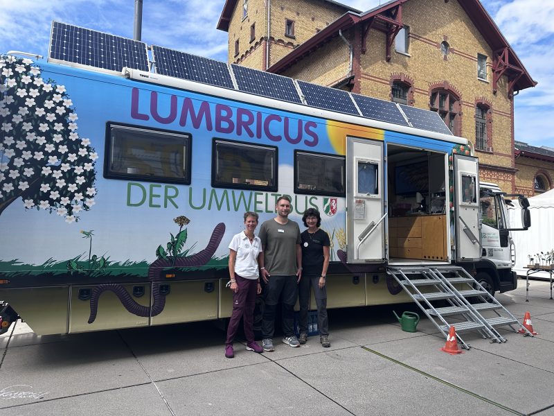 LUMBRICUS Team vor dem Umweltbus